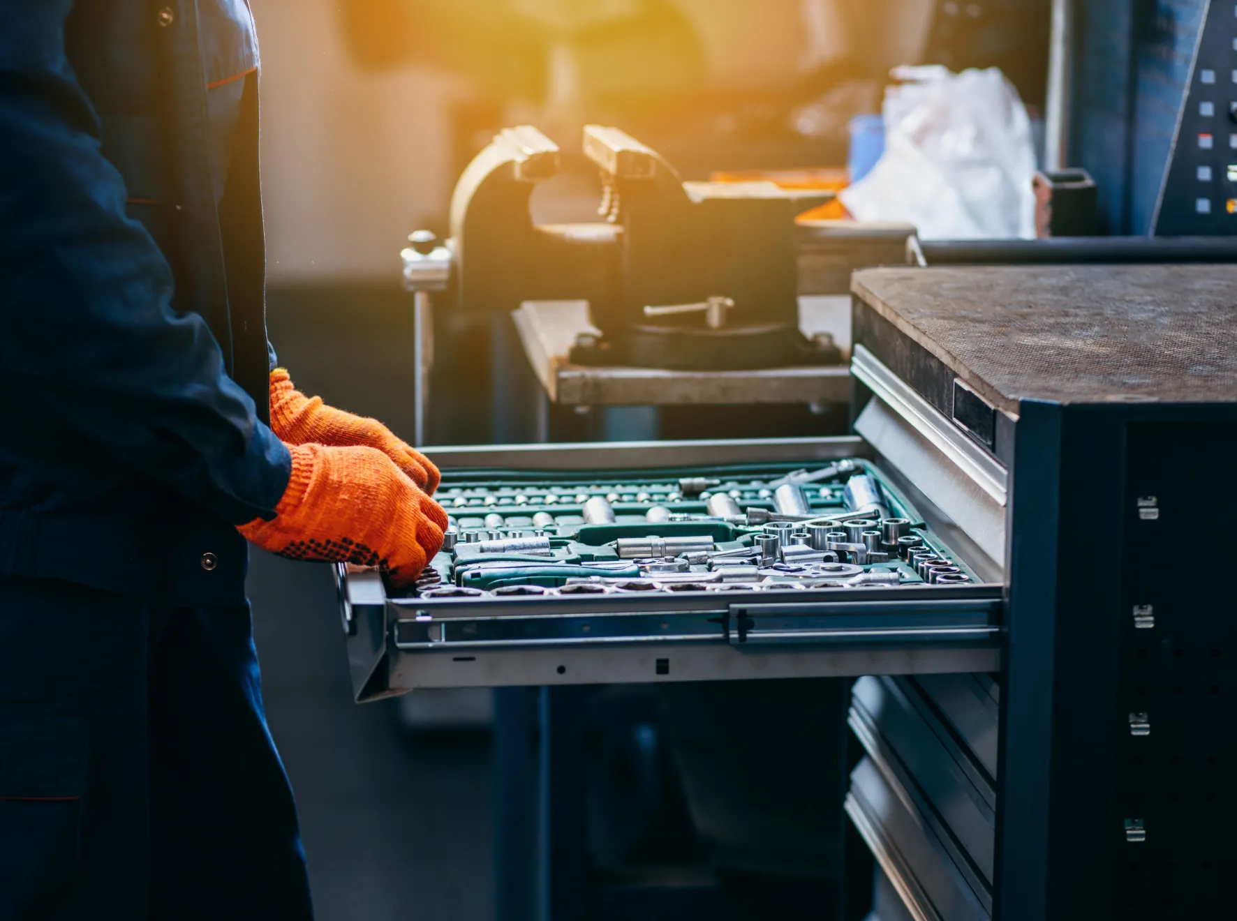 Banchi da lavoro per assemblaggio con struttura metallica rinforzata 