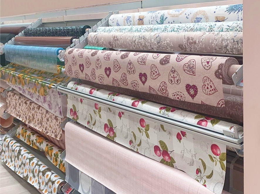 Arredo negozio scaffali e accessori